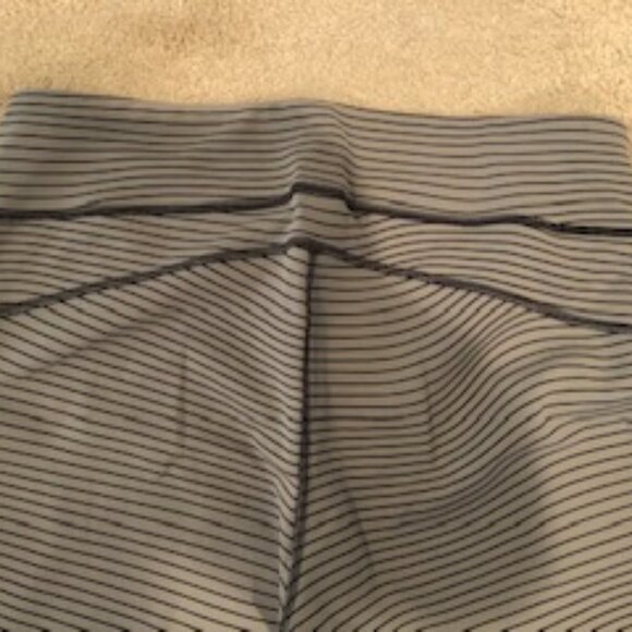 New Balance Achieve Reversible Mid Rise Crop Leggings in Stripes/Solid Gray Sz L - Picture 4 of 7